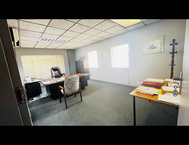 1,276M² OFFICE FOR SALE IN HATFIELD